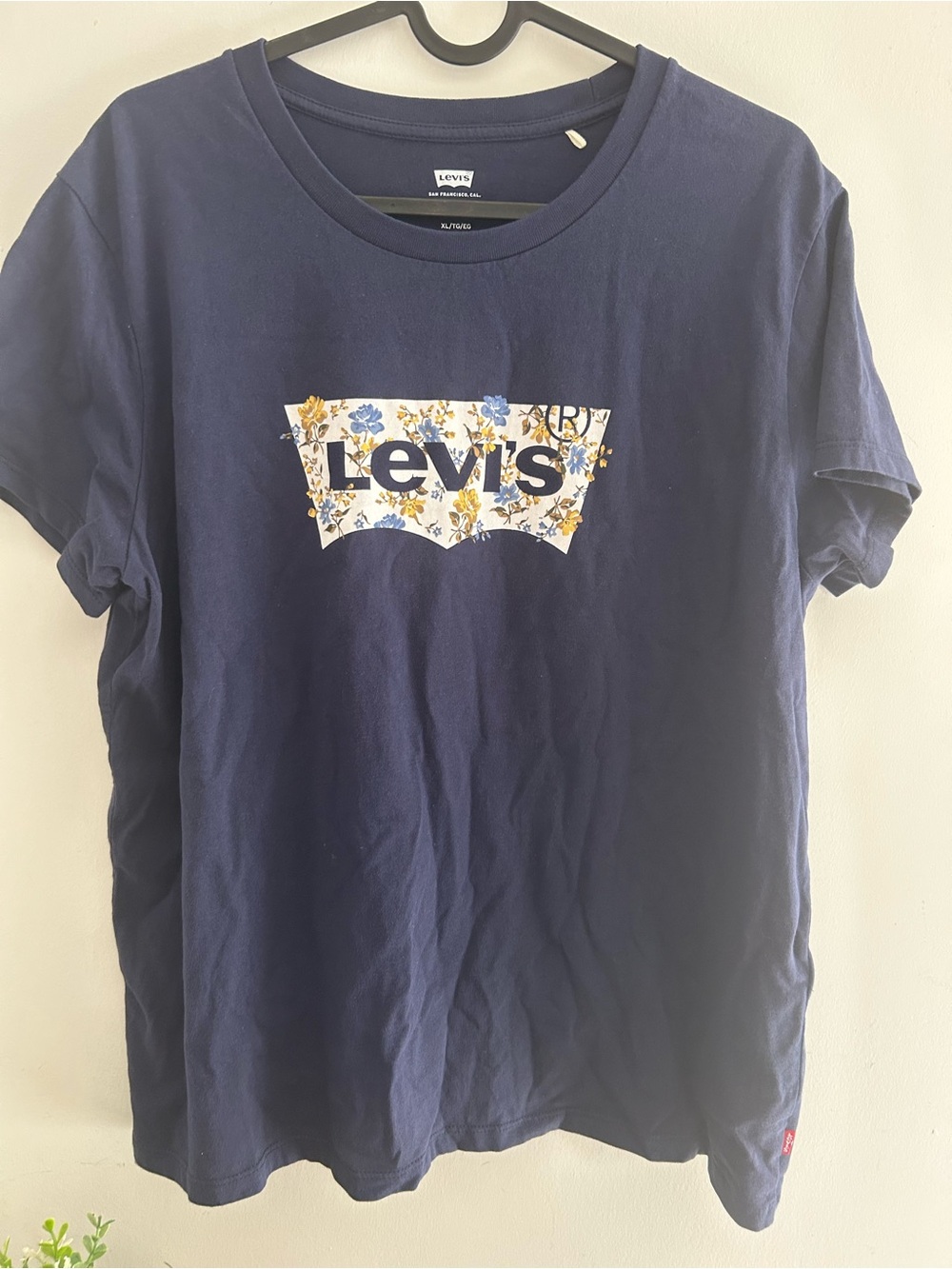 Levi's women’s XL Navy Blue Floral Logo T-Shirt